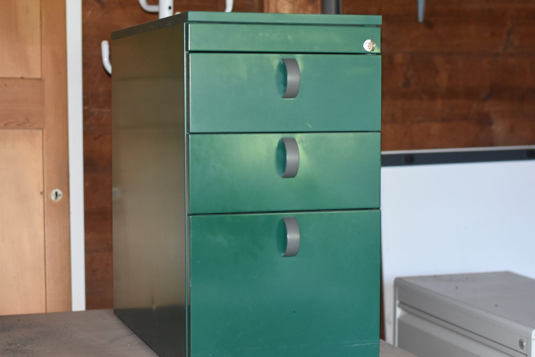Schränke: Zwei grüne Metallkorpusse – Gebraucht aus Burgdorf von Heks.Kick.Burgdorf 1
