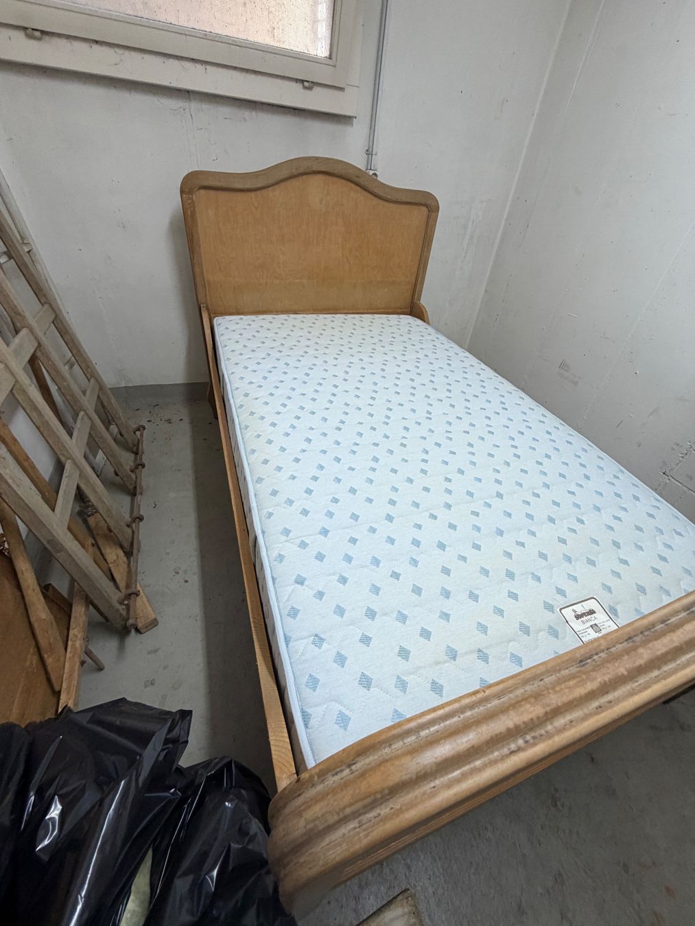 Betten: Antikes Bett, komplett,180 x 108 cm – Gebraucht aus Aeschi b. Spiez von fux_l5vd