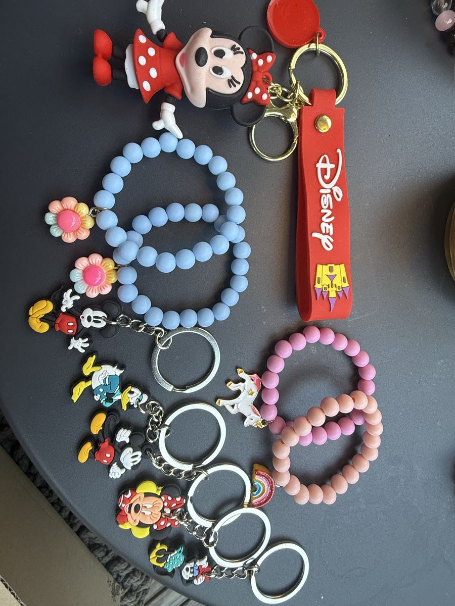 Disney Portachiavi: Disney Keychains 8 units small - 1 unit big and 4 Bracelets  – Nuovo e nell'imballaggio originale da Wald ZH venduto da Carloiten