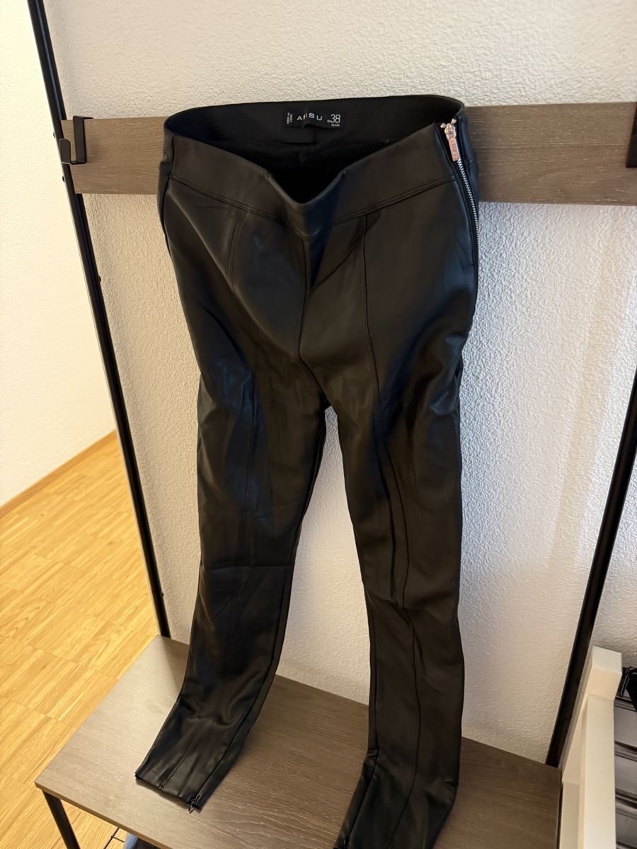 Pantalons: Kunstlederhose schwarz Gr. 38  – D'occasion à St. Gallen par azra_sadikov