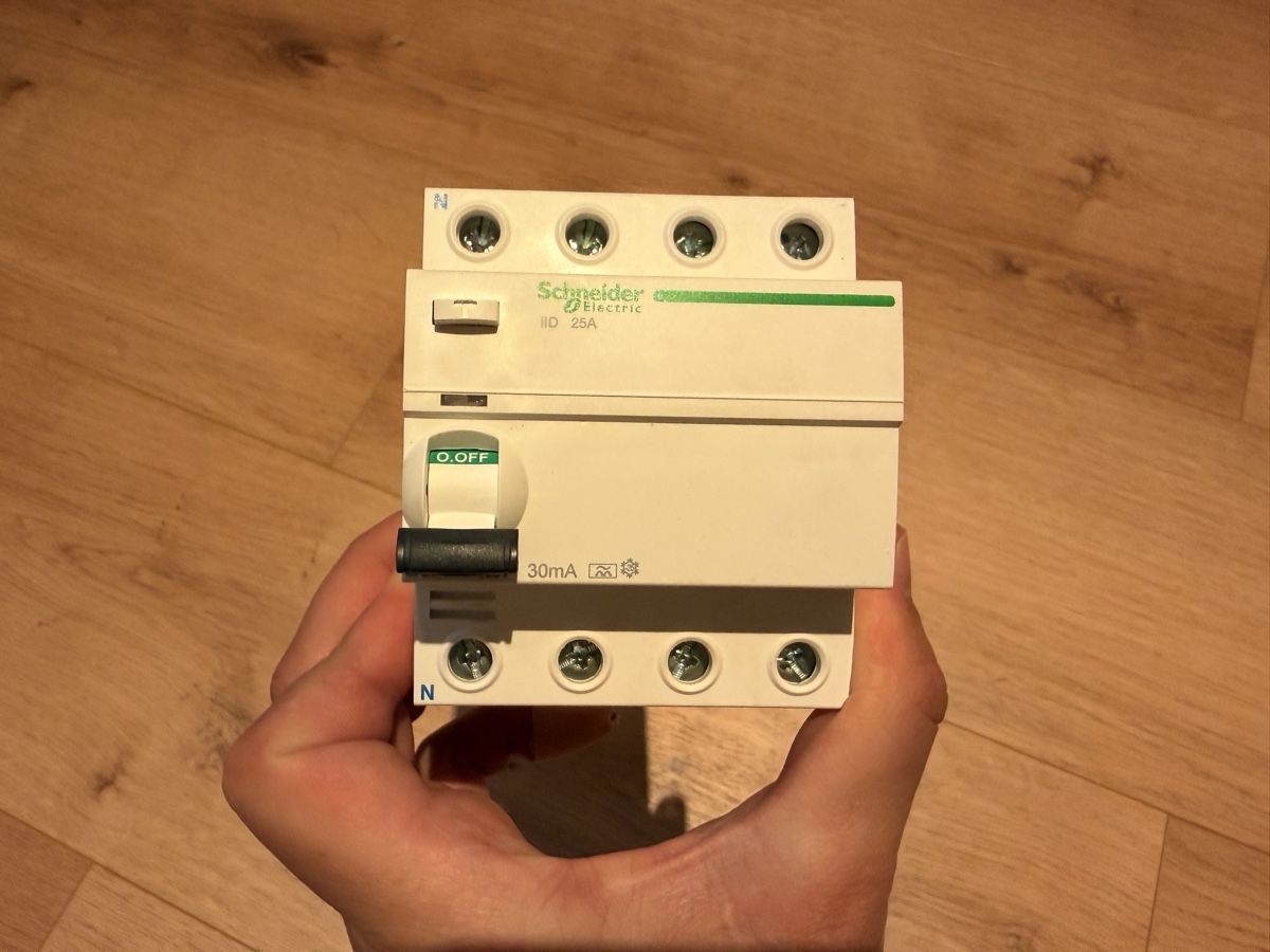 Schneider Composants électroniques: FI Schneider 30mA RCD 3-Phasen – D'occasion à Ettenhausen TG par 7haus2011 1