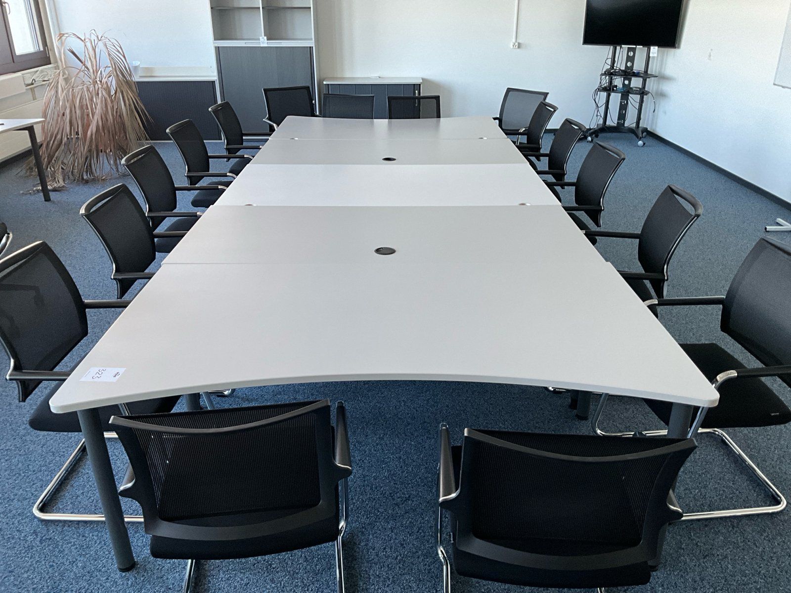 Scrivanie: Konferenzraumtisch mit 16 Stühlen – Usato da Zürich venduto da PIPM_Switzerland 1