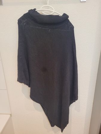 Poncho Only schwarz Groesse M guter Zustand