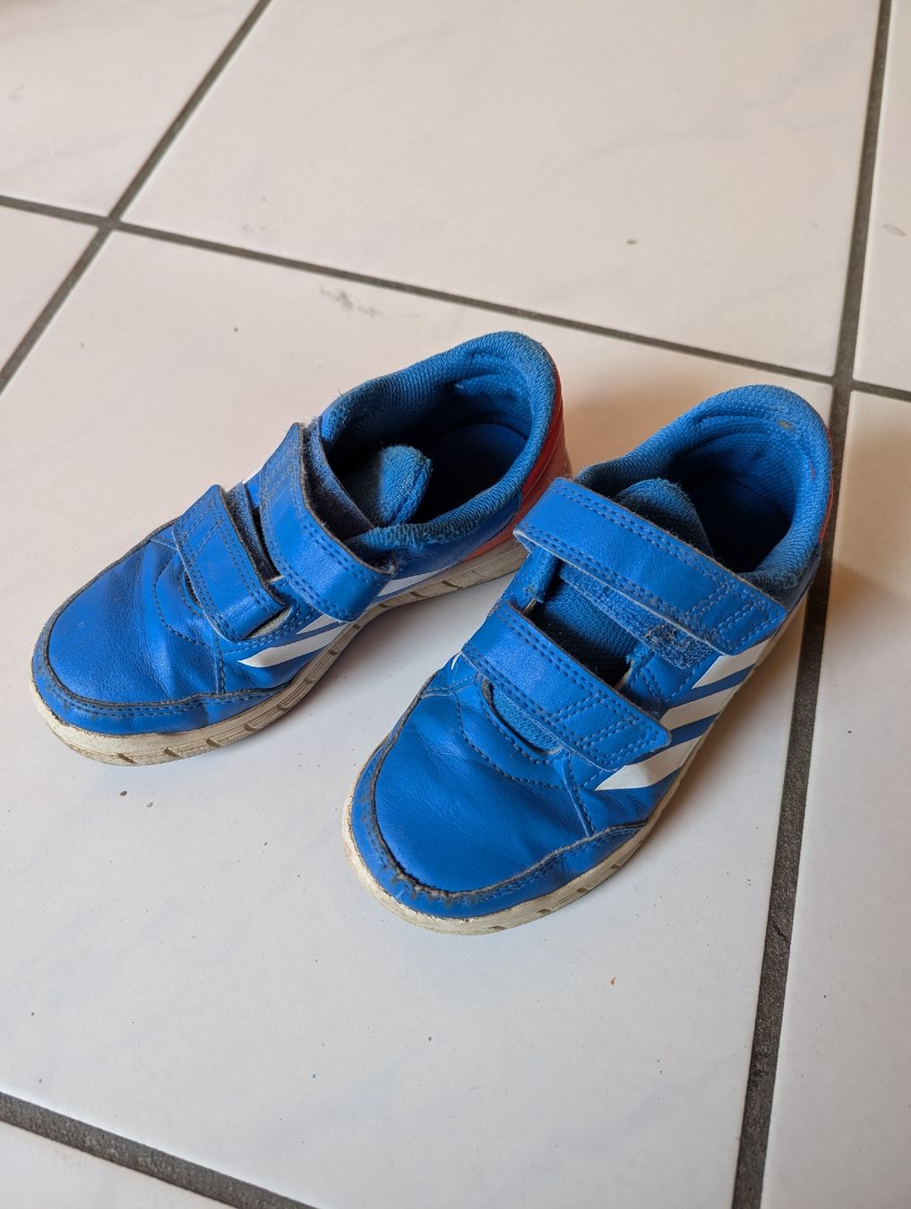 Schuhe für Jungen: Turnschuhe Adidas 29 – Gebraucht aus Arch von sunneschyn24