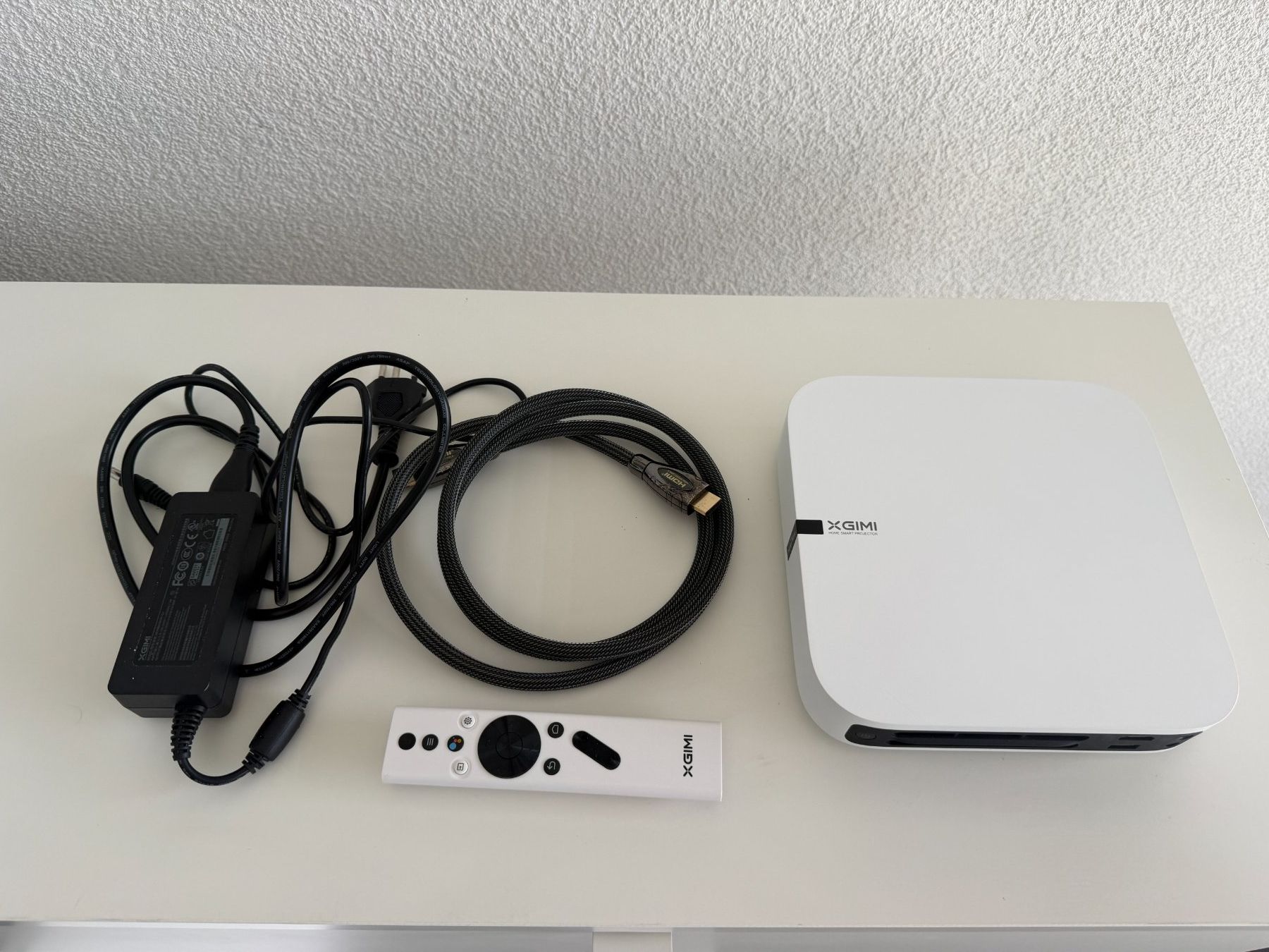Videoprojektoren: Vidéoprojecteur XGIMI Elfin blanc avec télécommande et acc. – Gebraucht aus Fully von Avranville