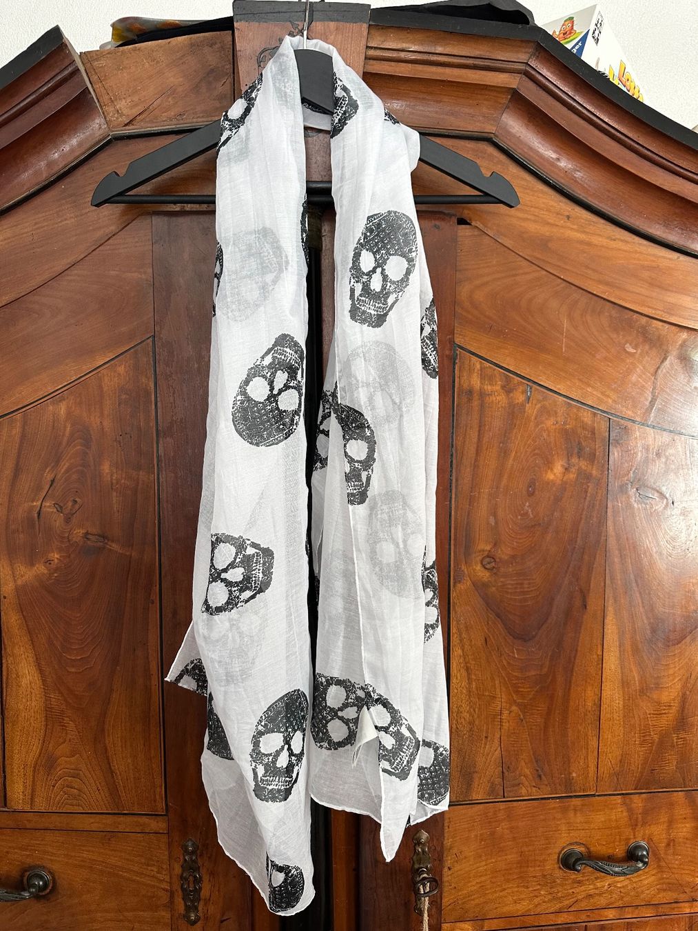 Foulard & Sciarpe: Weisser Totenkopf Schal – Usato da Schaan venduto da Hermine2018