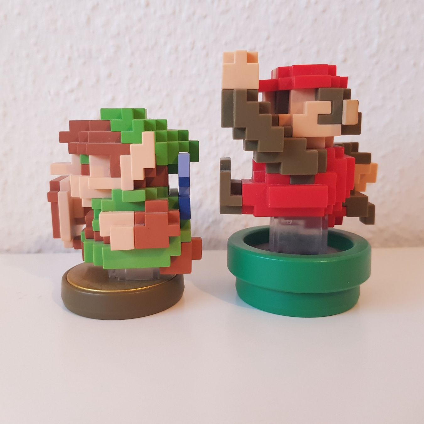 Nintendo Spiele: Amiibo Figuren 8-bit Link & Super Mario – Gebraucht aus Münchenstein von 2DGames 1