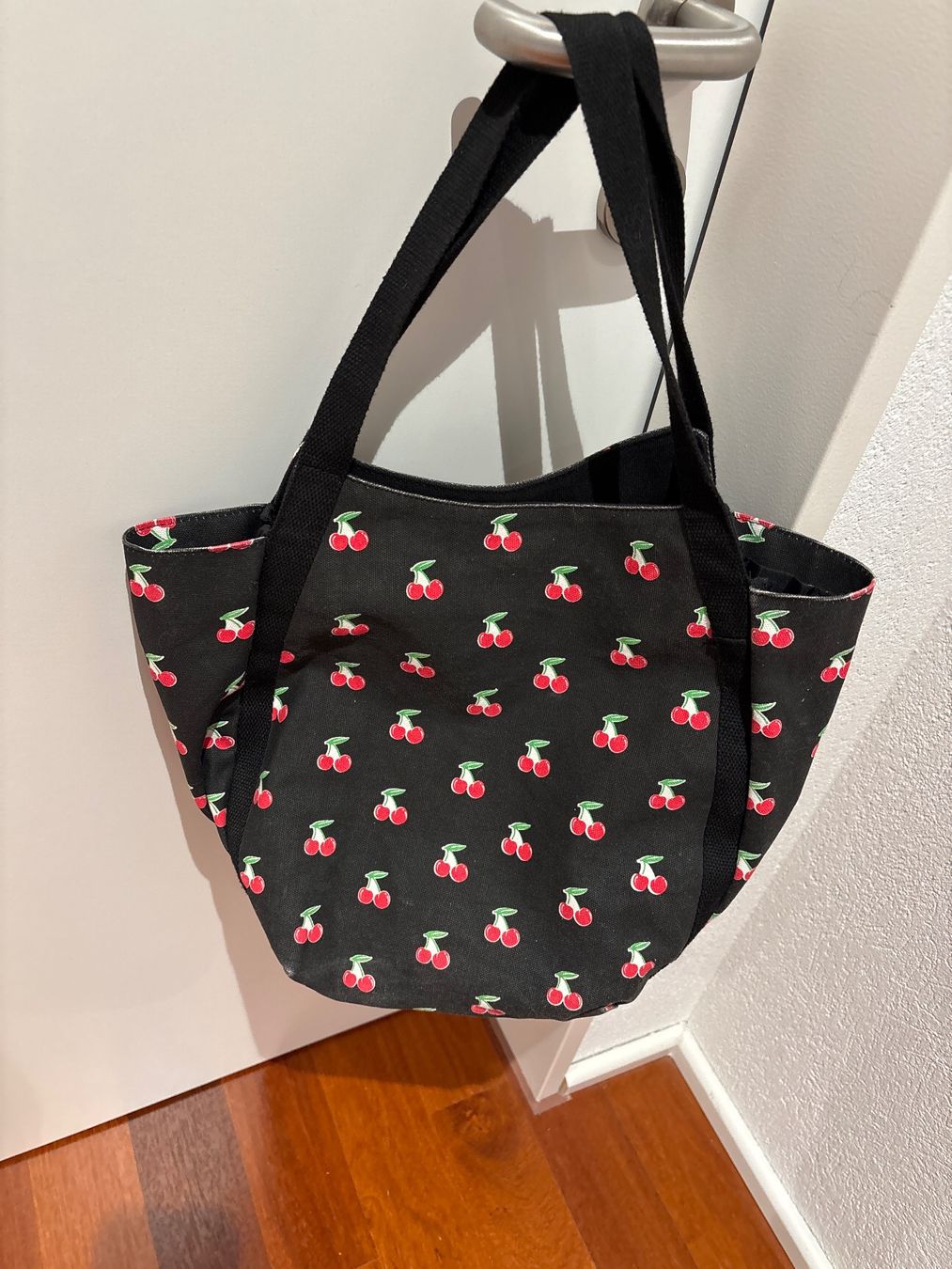 Borse da donna: Schwarze Stofftasche mit Kirschenmuster - stylisch – Usato da Bülach venduto da Jackybabue 1