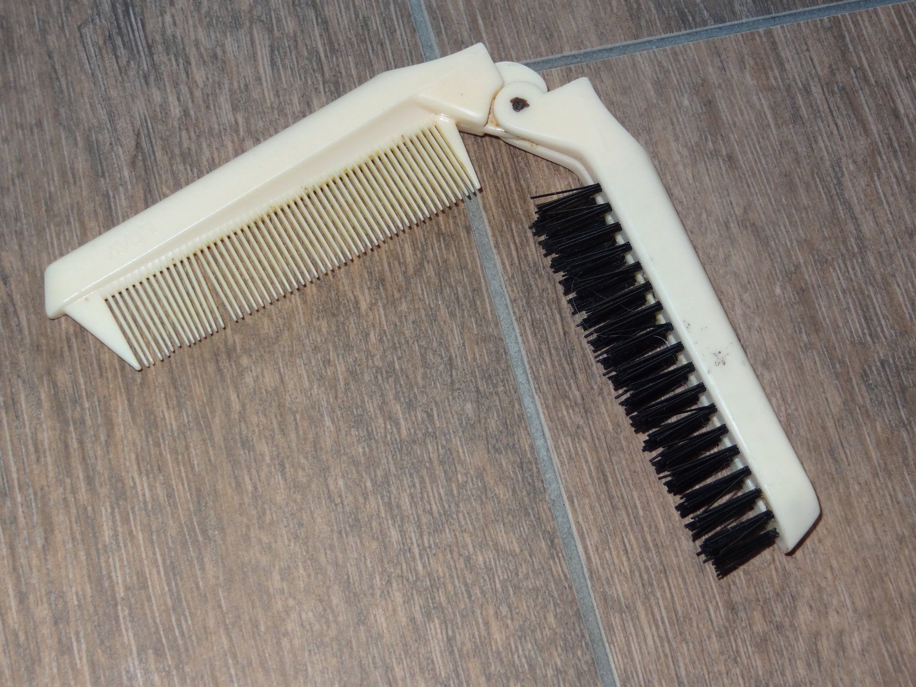 Altro per la cura dei capelli: Brosse à Cheveux Pliante Vintage Avon – Usato da Satigny venduto da salvatore73 4