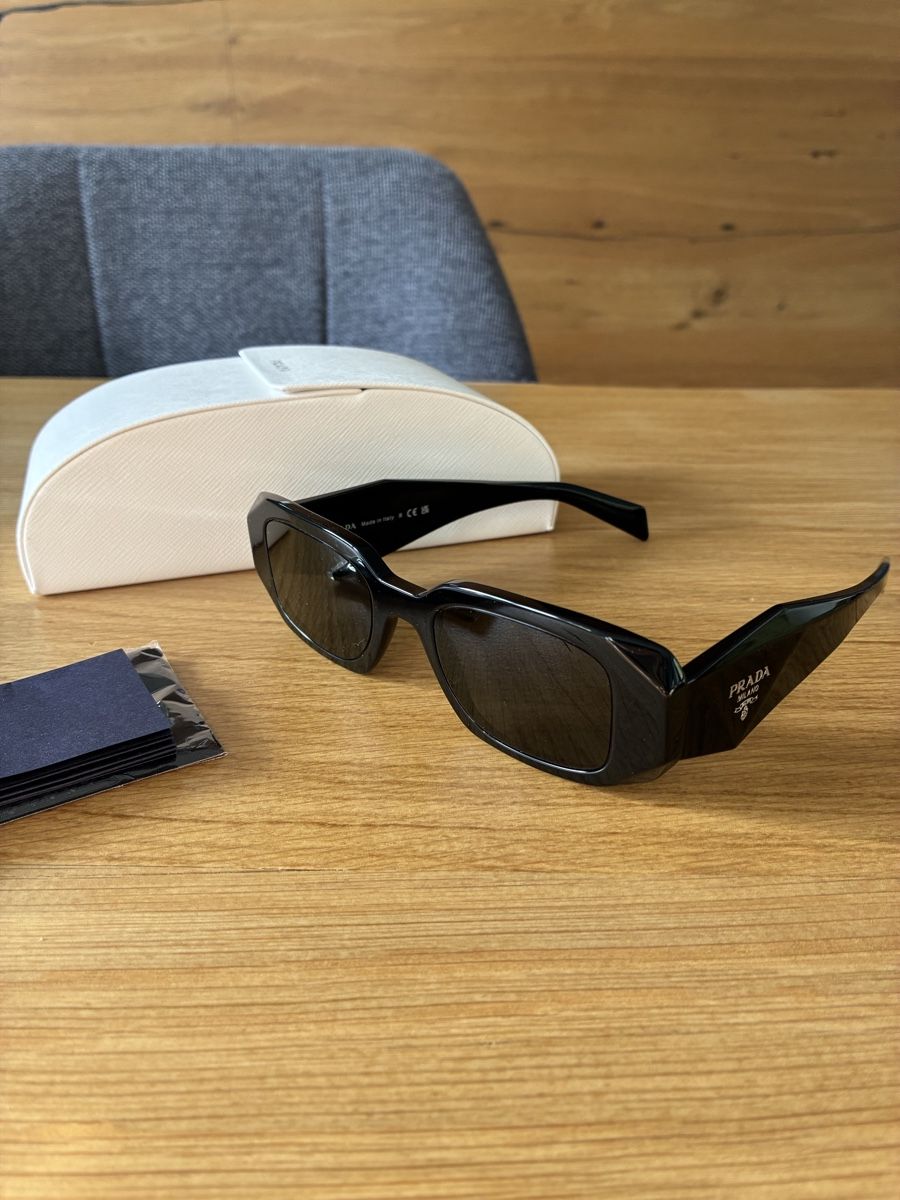 Prada Brillen & Gläser: Lunettes de soleil Prada – Gebraucht aus Aire-la-Ville von nic_8twx