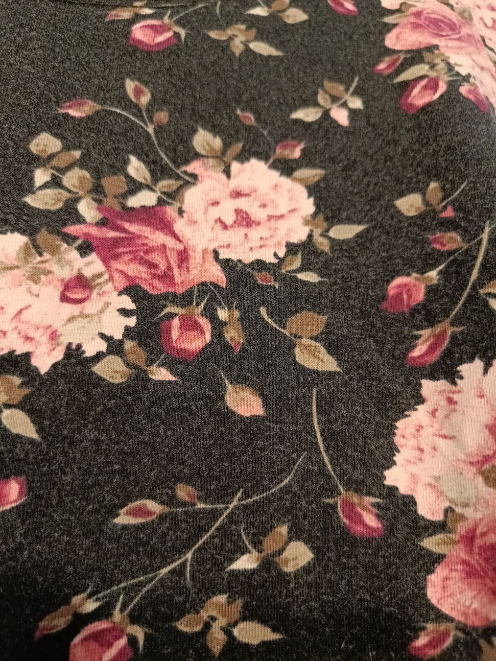 Top: Schwarzes Langarmshirt mit Rosenmuster | Gr. L – Usato da Zürich venduto da Atelier.Second 1