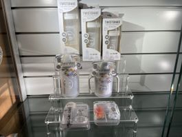7 x Babyartikel Twistshake Flaschen, Schnuller, Kette. NEU!