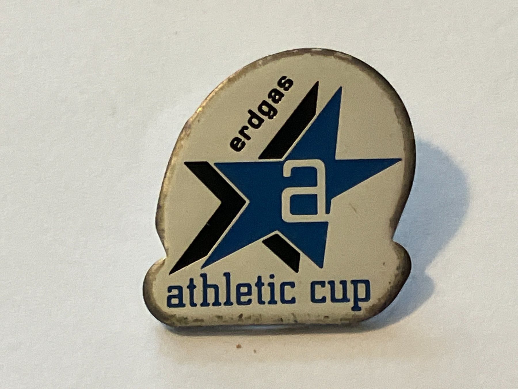 Plaketten & Abzeichen: 1 Pin Athletic Cup Erdgas – Gebraucht aus Basel von djwwpp