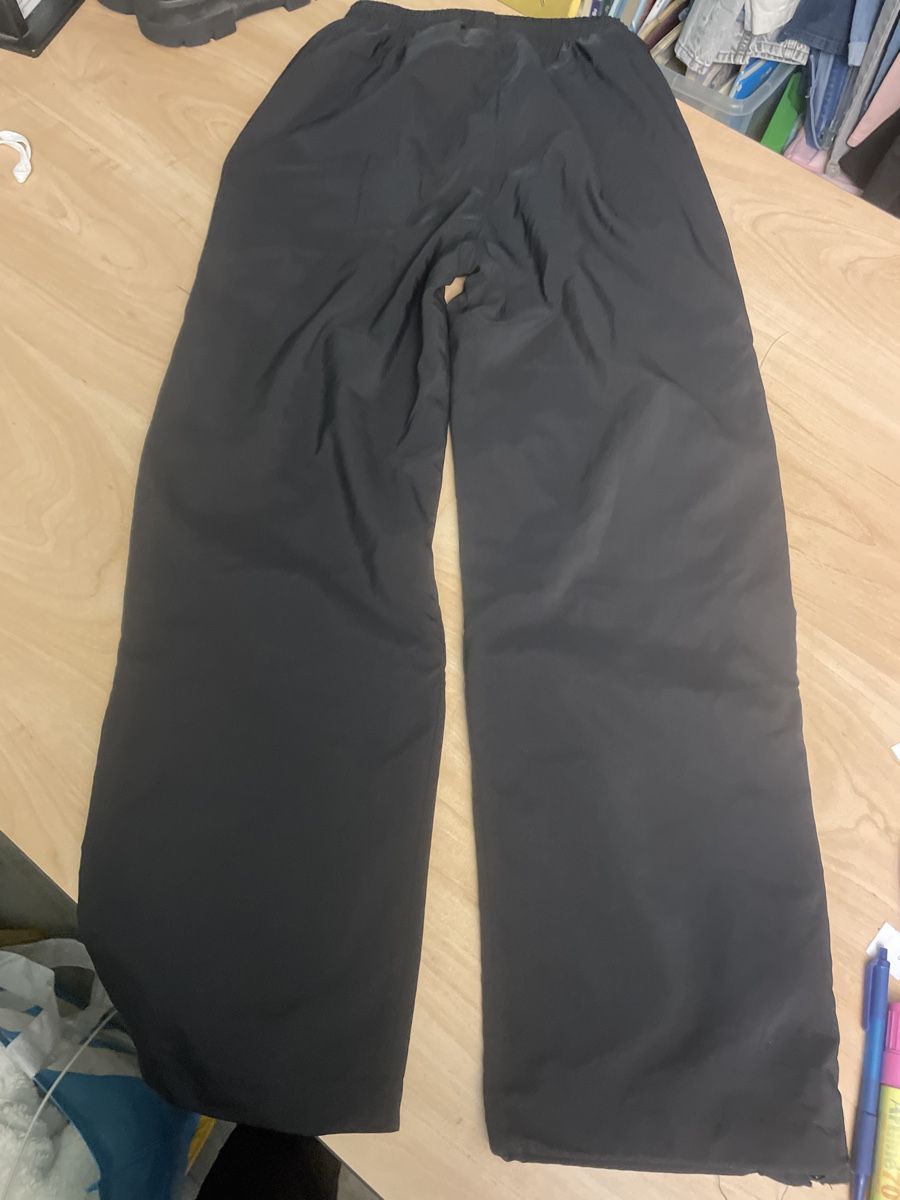 Erima Pantaloni: Neue Erima Trainingshose, Schwarz/Blau, Gr. 152 – Nuovo (secondo la descrizione) da Obergerlafingen venduto da cabo4 2