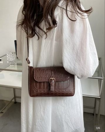 Sac bandoulière marron aspect croco état neuf