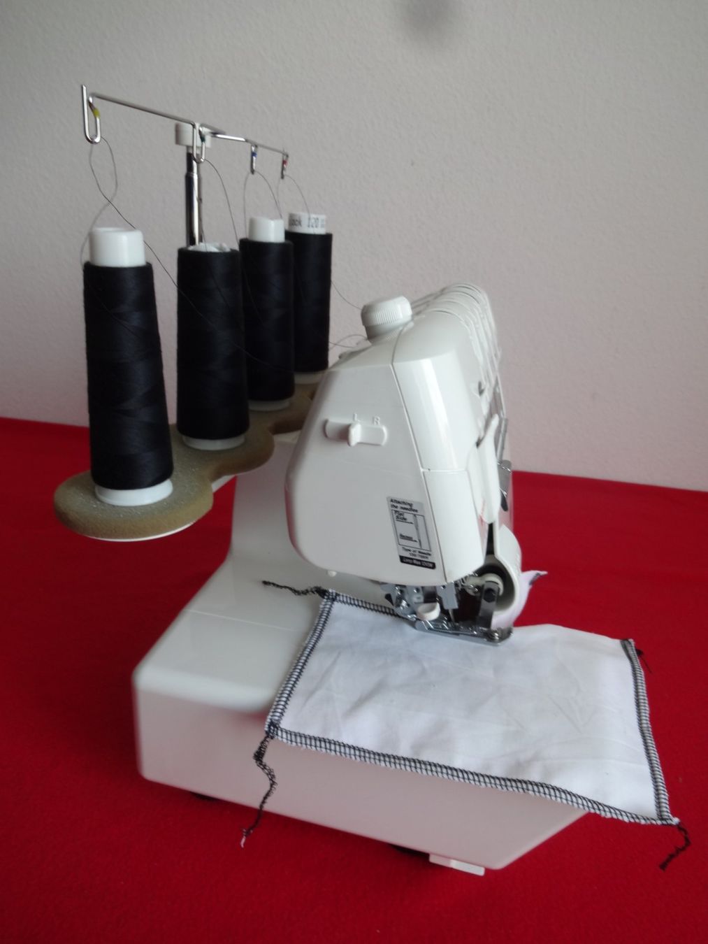 Bernina Macchine da cucire: ** BERNINA 1200 MDA ** Overlock  Nähmaschine – Usato da Frauenfeld venduto da rey06 4