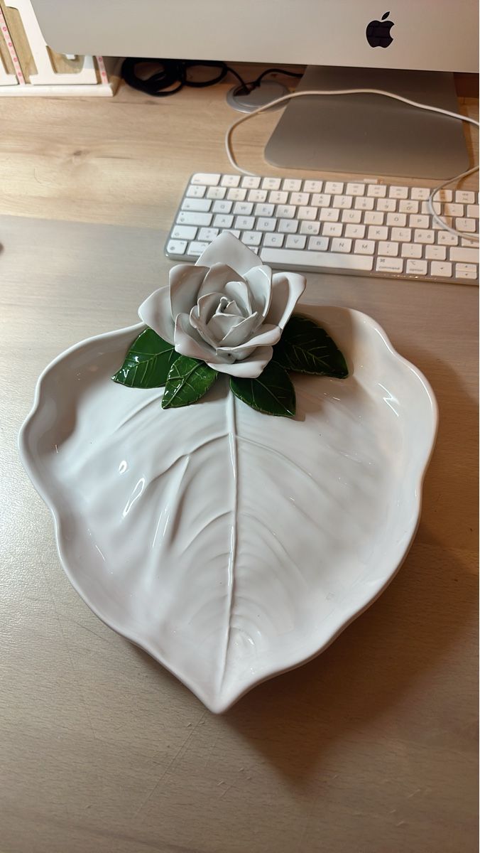 Piatti di portata: Keramikschale Blatt mit Rose Weiss – Usato da Ettingen venduto da slg_4107