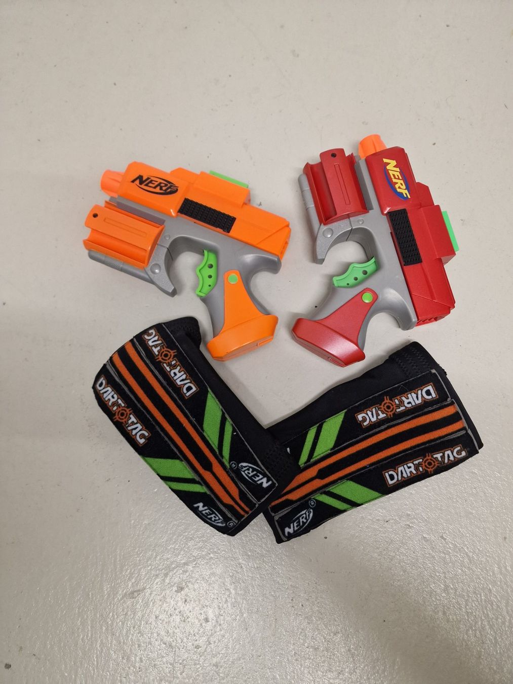 Nerf Giocattoli: NERF Dart Tag Set mit 2 Blaster und 2 Zielscheiben! – Usato da Thun venduto da mike953