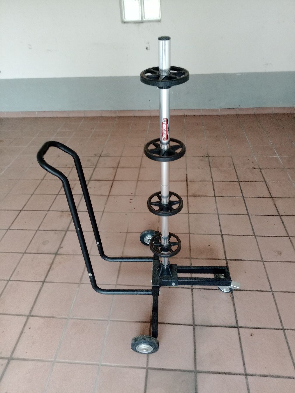 Cassette degli attrezzi: Reifenbaum mit Rollen und Abdeckung  – Usato da Lommis venduto da Dani2CV 2