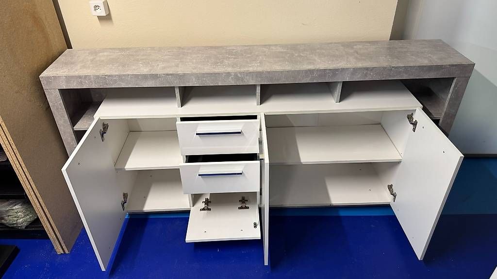 Cassettiere: Sideboard Beton-Optik/weiss Hochglanz  Kommode – Usato da Stein AG venduto da Marcster99 2