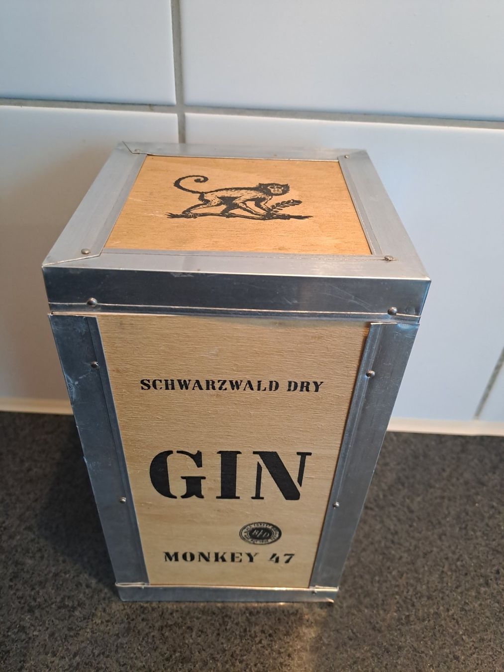 Monkey 47 Spirituosen: Monkey 47 Gin Distiller's Cut 2015 mit Goldring und Box – Neu und originalverpackt aus Elsau von Kellerraeumung 8