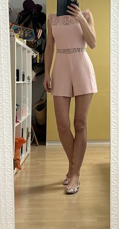 Sommerlicher Rosa Playsuit mit Spitze, Grösse 36/S