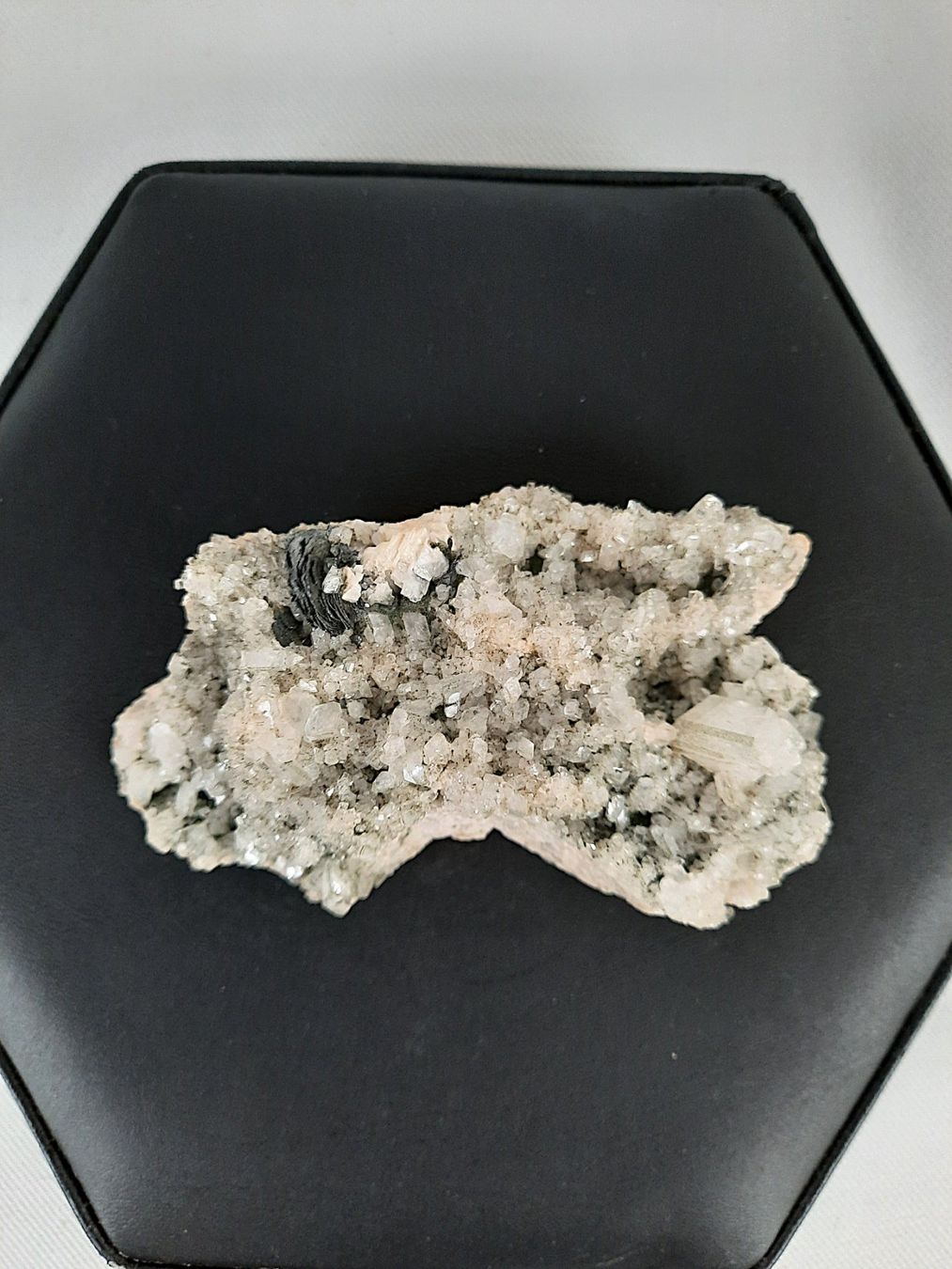 Minerali & Pietre curative: Apophyllit-Stufe mit schwarzem Turmalin – Usato da Beinwil am See venduto da Restwert_Beinwil 5