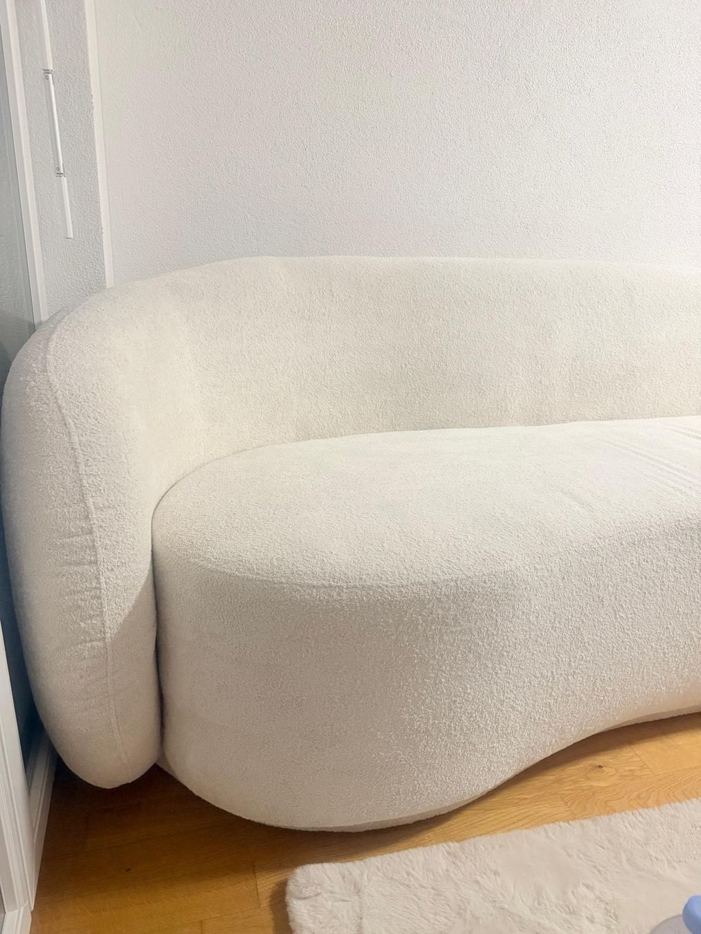 Conforama Divani: Couch Bouclé creme geschwungen modern sofa – Usato da Zürich venduto da tod_p97s 3