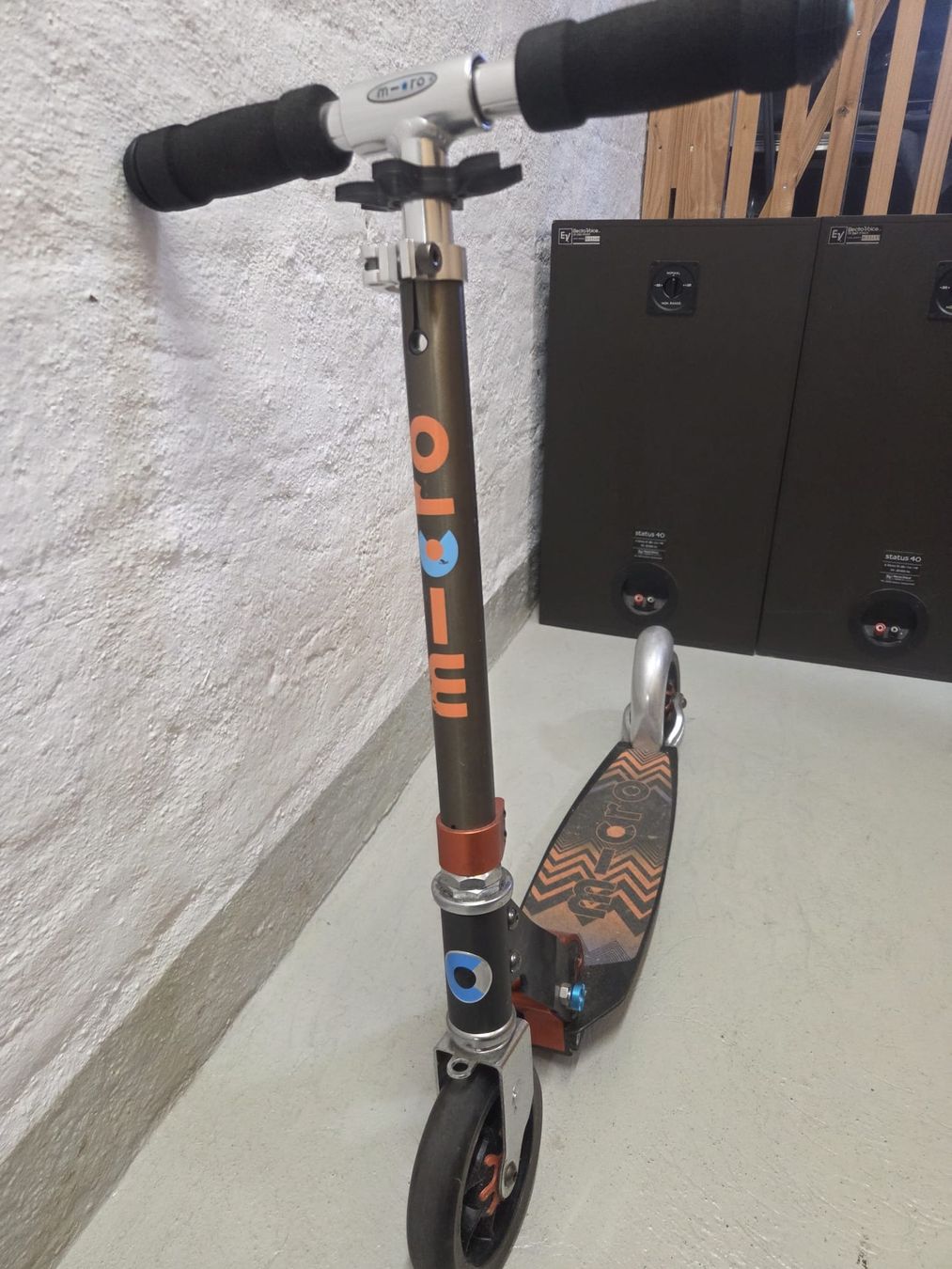 Micro Kickboard: Micro Roller dunkelbraun gebraucht – Gebraucht aus Frauenfeld von mik_8hw7 1