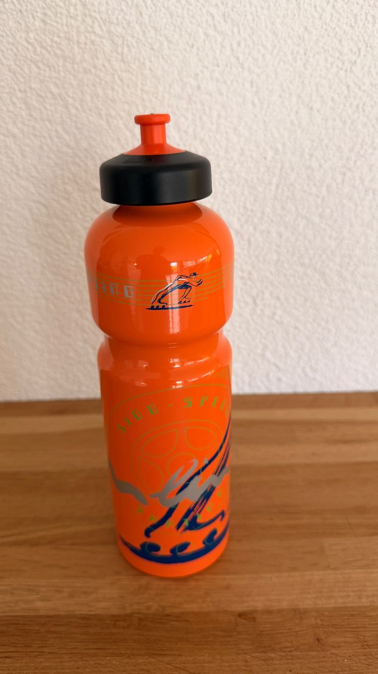 Sigg Borracce & Thermos: SIGG Wasserflasche orange Veloflasche – Usato da Winterthur venduto da Secondhand-Family 2