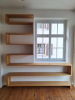 Modernes Bücherregal aus Kernesche massivholz