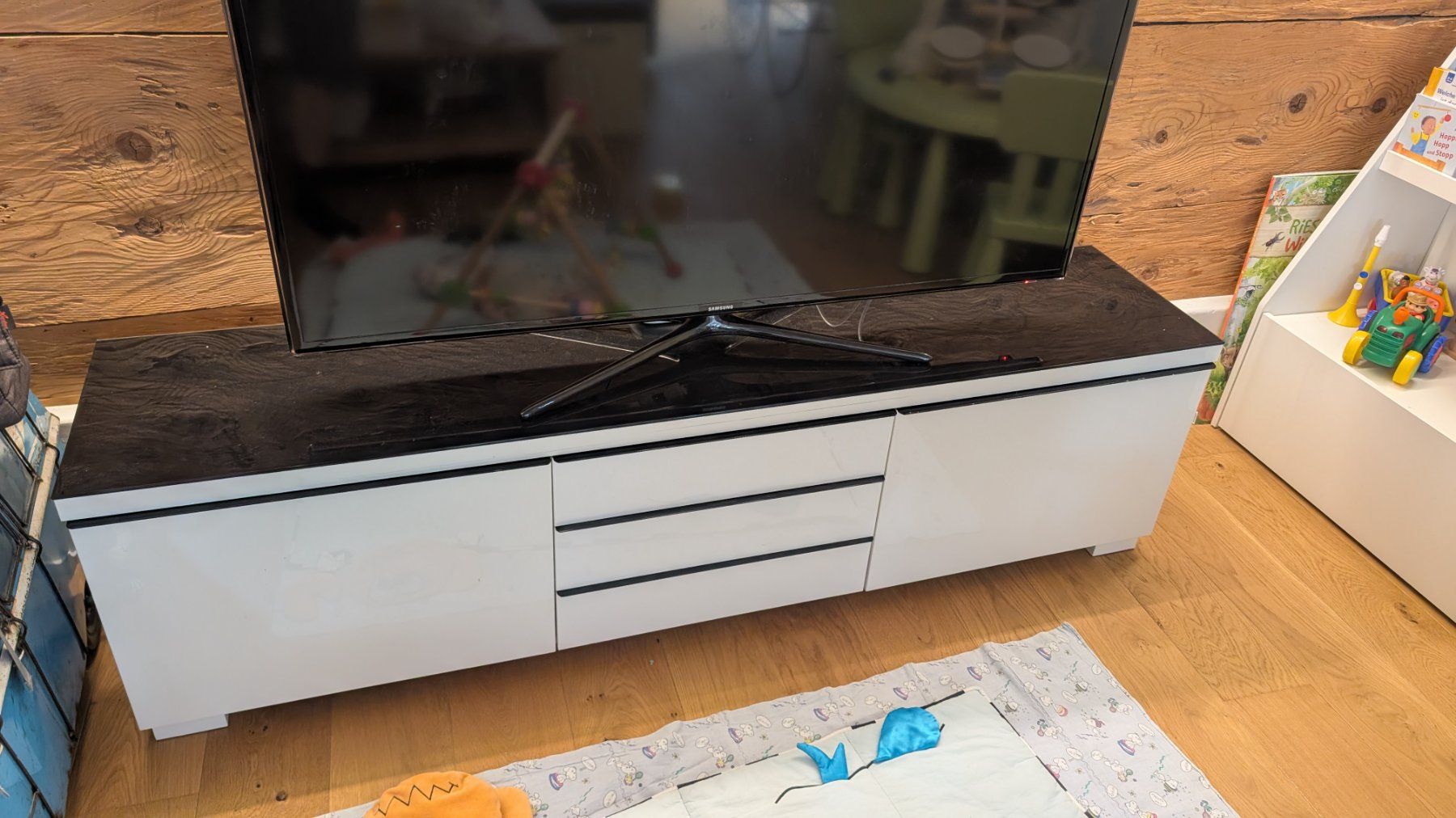 Ikea Mobili TV: Fernsehmöbel mit Wandmöbel mit Led Indirektbeleuchtung – Usato da Besenbüren venduto da dabaesi88
