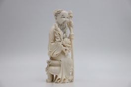 Antike Skulptur aus Bein Mann mit Gehstock Japan Signiert!