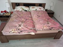 Bett mit Nachttischli, Holzoptik, Top Zustand, < 500 Fra