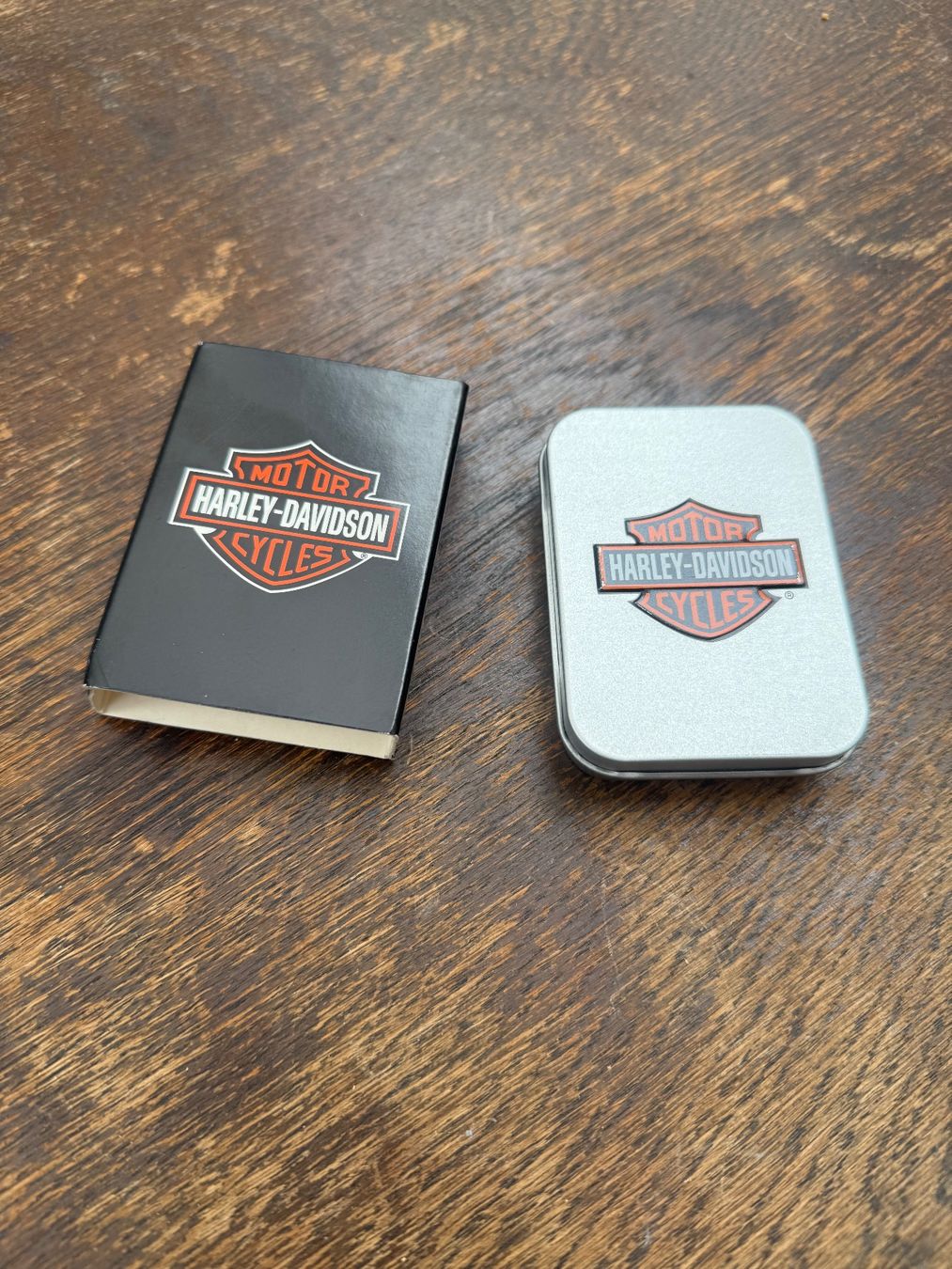 Accendini: Harley-Davidson Feuerzeug, mit Dose – Nuovo e nell'imballaggio originale da Zollikerberg venduto da ufo57