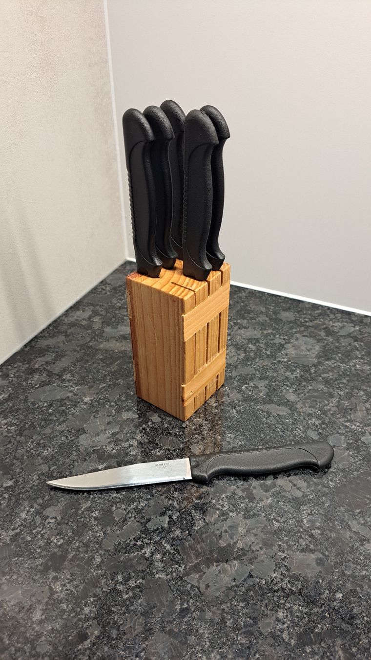 Messer: Messerblock aus Holz mit 6 neuwertigen Messern. – Neu (gemäss Beschreibung) aus Wattwil von weber61 1