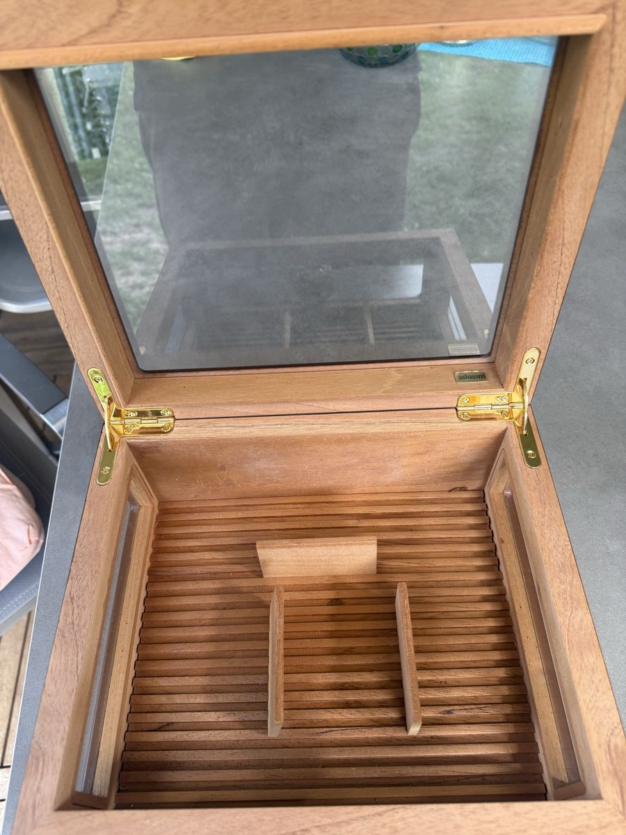 Humidor Glasdeckel Holzfurnier guter Zustand (Gebraucht) in Weiningen ...