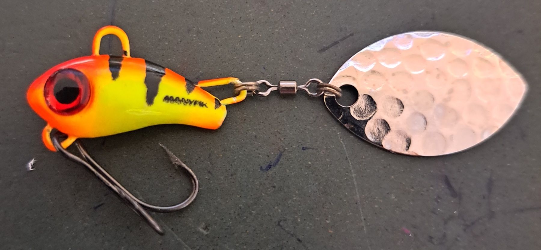 Köder: Vibration Tail 6 gr. Red Tiger – Neu und originalverpackt aus Fribourg von versus702