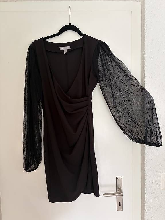 Vestiti: Schwarzes Kleid mit Spitzenärmel – Usato da Schliern b. Köniz venduto da tezi