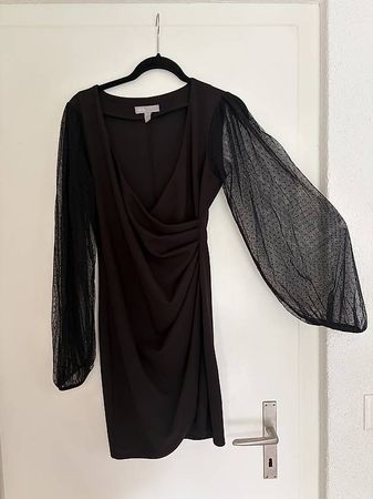 Schwarzes Kleid mit Spitzenärmel