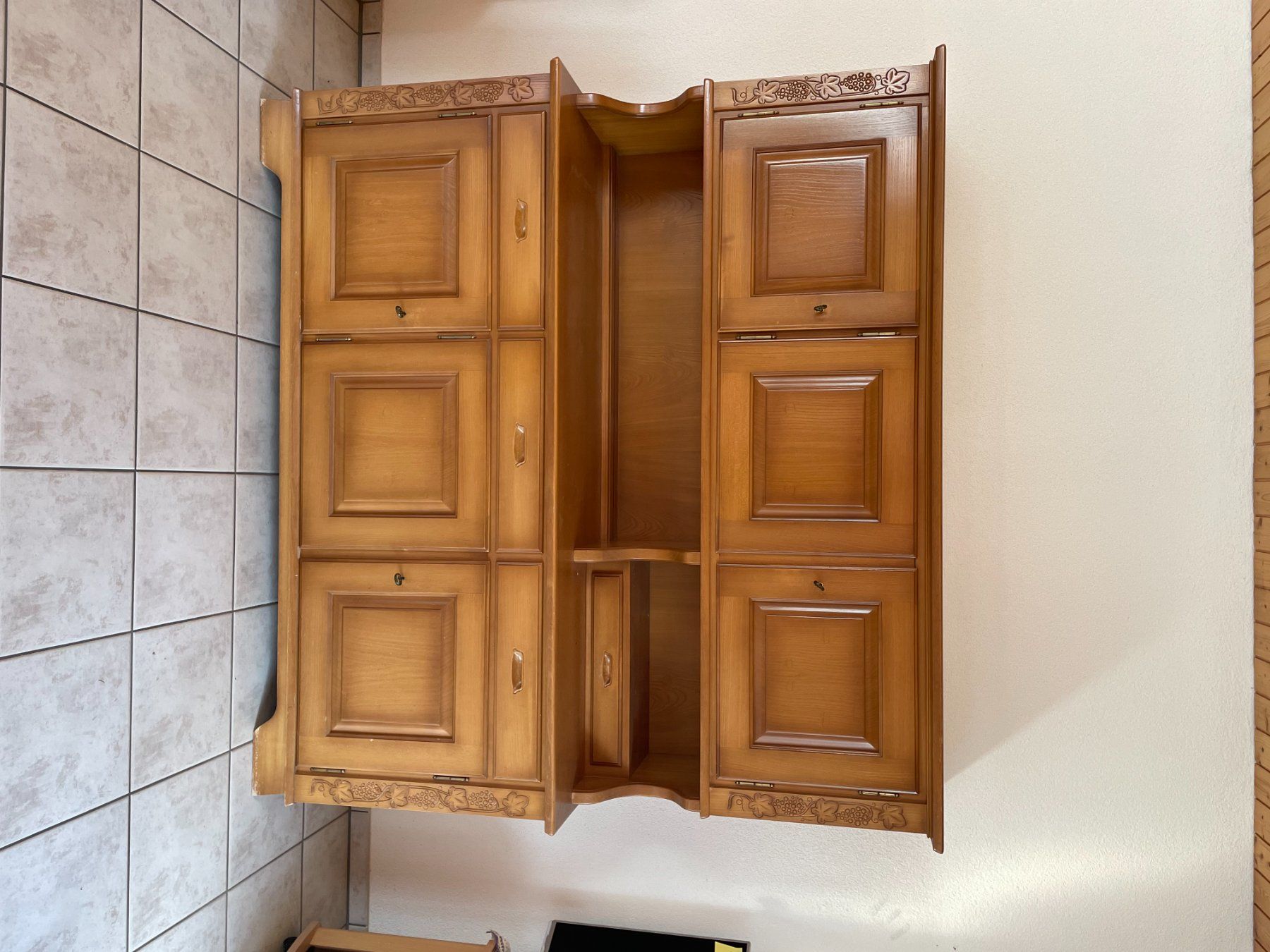 Armoires: Wohnwand rustikal Holz mit Schnitzereien – D'occasion à Gachnang par Mathiasbmx6