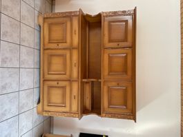 Wohnwand rustikal Holz mit Schnitzereien