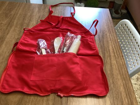 Rotes Kinderschürzen-Set, neu & ungebraucht, komplett