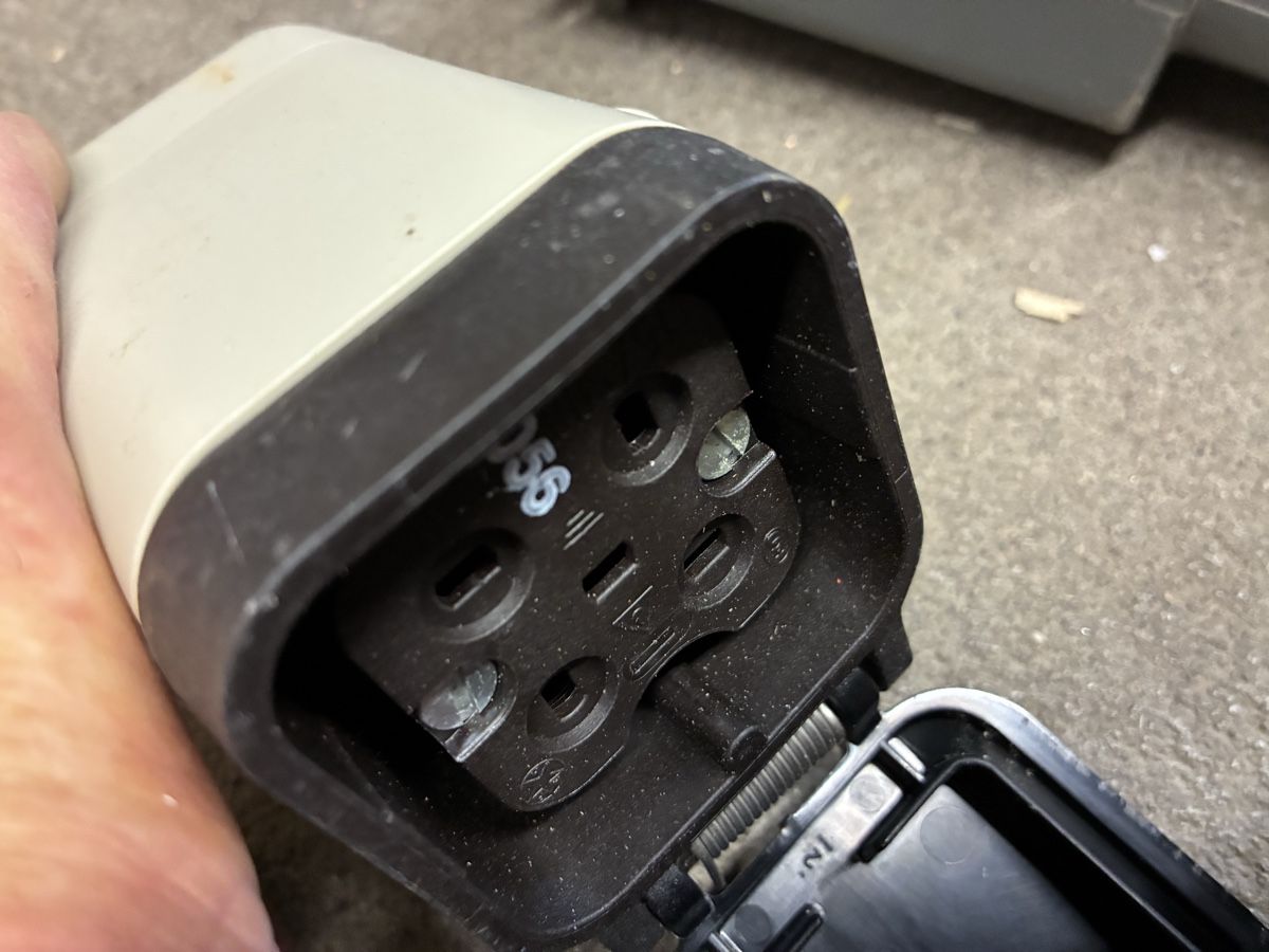 Spine: Elektro Stecker und Dose – Usato da Theilingen venduto da wernerstark
