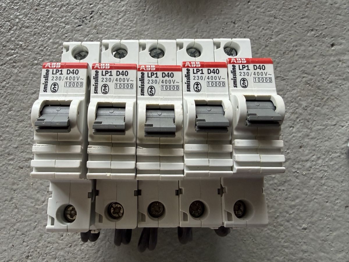ABB Elektrotechnik: Divers disjoncteurs et contacts  – Gebraucht aus Court von Sam771