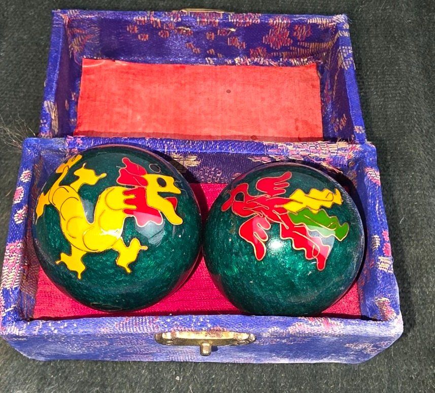 Dispositivi per massaggi: Qi-Gong Kugeln / Baoding Balls im Drachen-Design m. Box – Usato da Flums venduto da Flumsantik