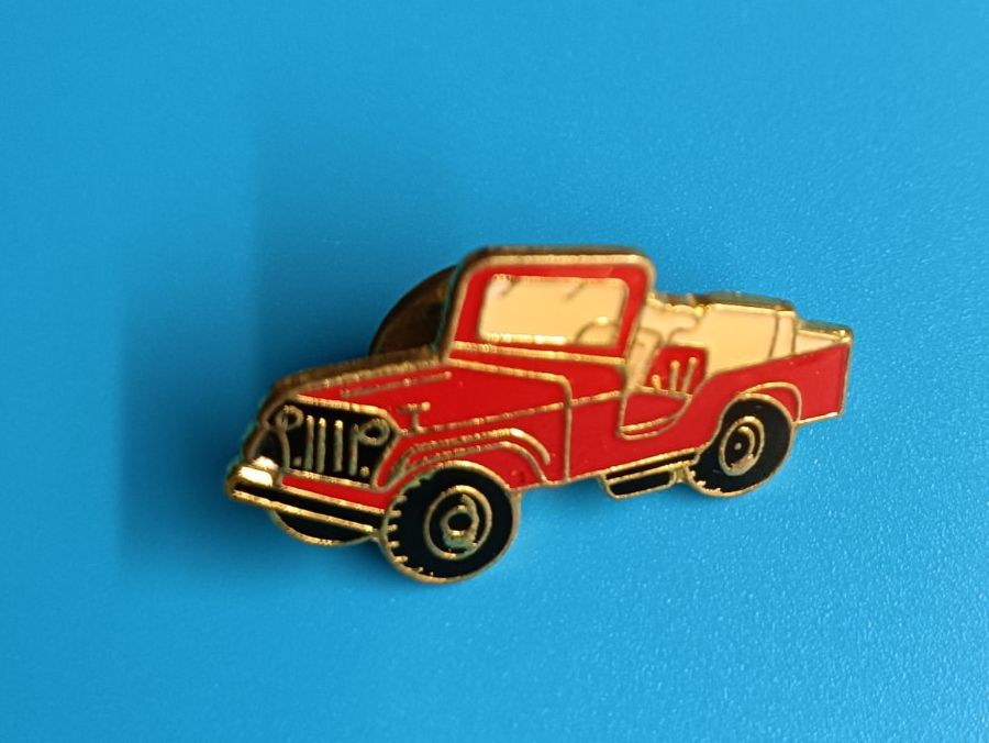 Plaketten & Abzeichen: Pin Rotes Strandauto - Box 33 – Gebraucht aus Köniz von Pinscollect