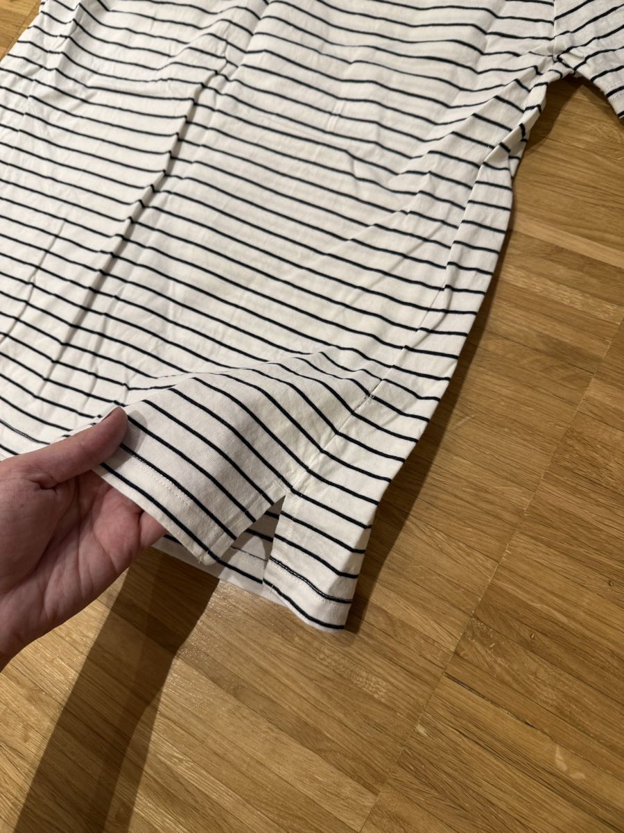 T-shirt: Black and white striped T-shirt – Usato da Adliswil venduto da Marjin 1