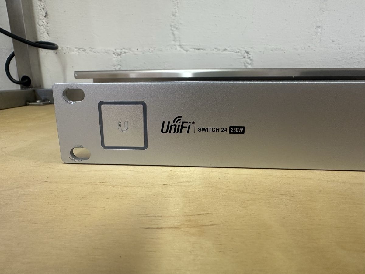 Ubiquiti Hub & Switch: UniFi Switch 24 PoE 250W | 24 Port Switch – Usato da Luzern venduto da FrankGroebel 1
