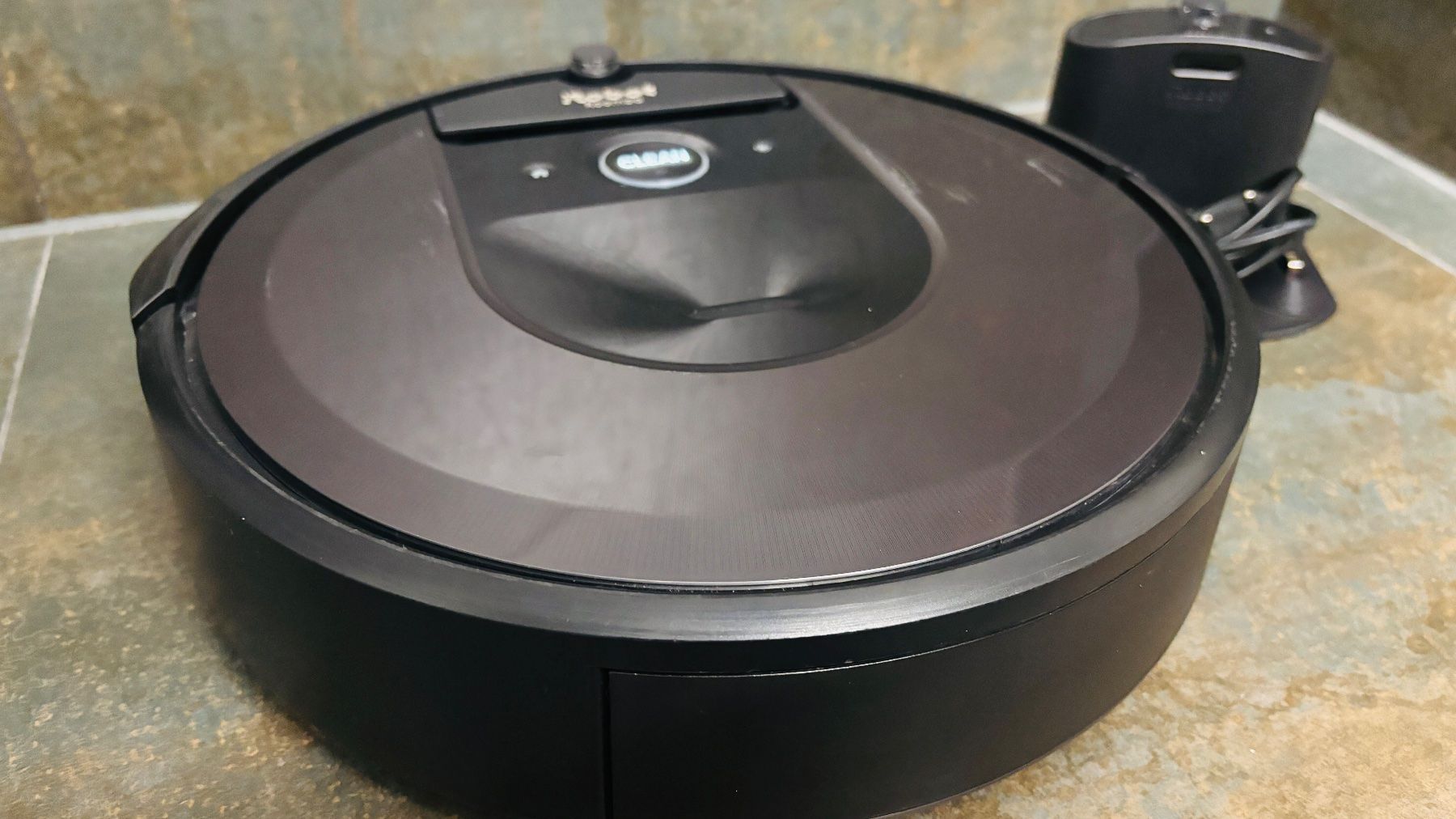 Irobot Aspirapolveri & Accessori: iRobot Roomba i7 Series | Inkl. Ladestation, Stromkabel – Usato da Lengnau BE venduto da 4ConsultingSolutions 4
